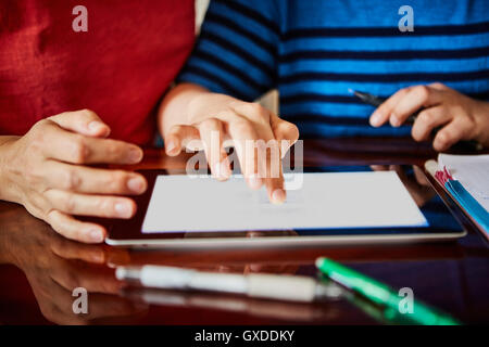 Ansicht von Mutter und Sohn mit digital-Tablette beschnitten Stockfoto