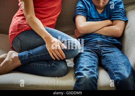 Mutter auf Sofa Schelte Sohn Stockfoto
