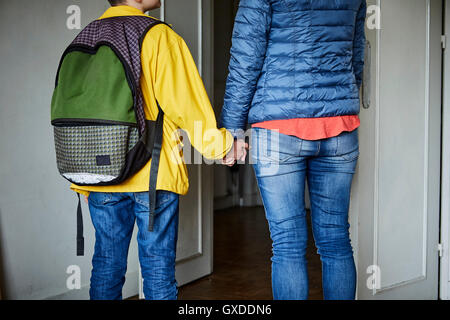 Rückansicht des Mutter und Sohn am Eingang zu verlassen Stockfoto