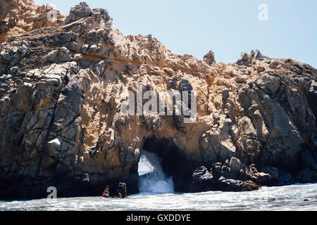 Blick auf Rock Formation Arch und Meer, Julia Pfeiffer Burns State Park, Big Sur, Kalifornien, USA Stockfoto