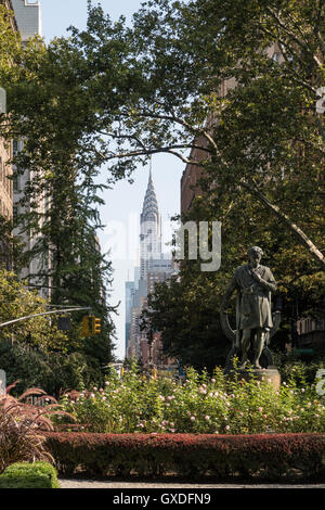 Gramercy Park mit dem Chrysler Building im Hintergrund, NYC Stockfoto