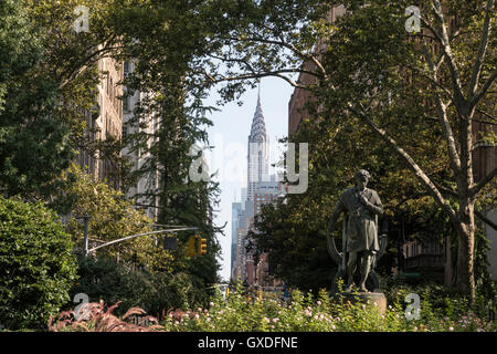 Gramercy Park mit dem Chrysler Building im Hintergrund, NYC Stockfoto