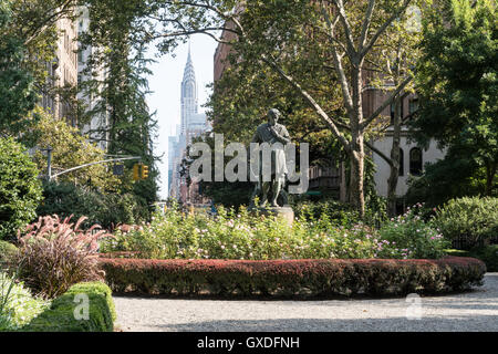 Gramercy Park mit dem Chrysler Building im Hintergrund, NYC Stockfoto