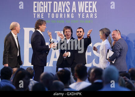 Sir Paul McCartney (Mitte links) und Ringo Starr (Mitte rechts) nach, auf der Bühne bei der Premiere von Ron Howards The Beatles befragt: 8 Days A Week - The Touring Years im Odeon Leicester Square in London. Stockfoto