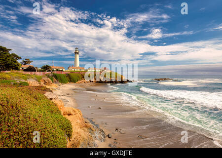 California Beach mit Leuchtturm. Pigeon Point Lighthouse. Stockfoto