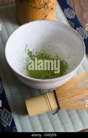 Japanische Matcha-Grüntee-Pulver in eine Chawan oder traditionelle Keramik Schüssel mit einem Schneebesen Chasen oder Bambus Stockfoto