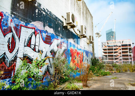 Graffiti-Kunstwerk auf verlassenen Stadtgebiet in der Nähe von Manchesters Student Unterkunft, Manchester, England, UK Stockfoto