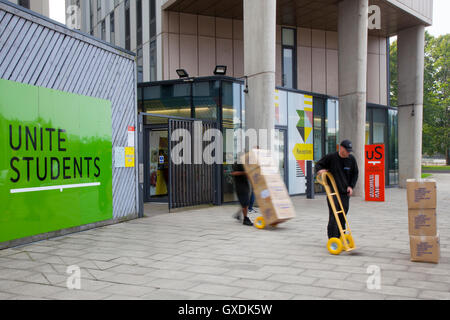 Student an- und Auslieferungen an der Metropolitan University of Manchester, in frischer es Woche September 2016, UK Stockfoto