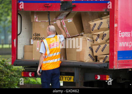 Vollbeladener Express Parcel Force-Lieferer mit hoher Visuskraft; Royal Mail-Fahrzeug mit zerquetschten fragilen Postpakets, „This Way Up“-Boxen, die in Parkway Gate, Castleford, Manchester, Großbritannien, geliefert werden Stockfoto