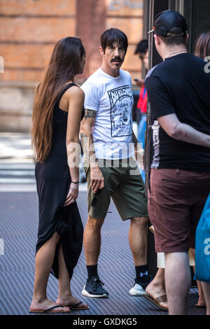 Anthony Kiedis geht einkaufen mit seinem Sohn Everly Bear Kiedis SoHo mit Wohnung: Anthony Kiedis Where: New York City, New York, USA bei: 12. Juli 2016 Stockfoto