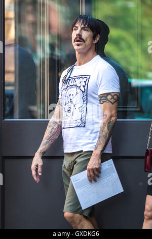 Anthony Kiedis geht einkaufen mit seinem Sohn Everly Bear Kiedis SoHo mit Wohnung: Anthony Kiedis Where: New York City, New York, USA bei: 12. Juli 2016 Stockfoto