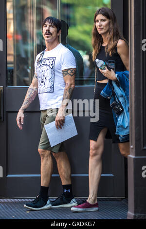 Anthony Kiedis geht einkaufen mit seinem Sohn Everly Bear Kiedis SoHo mit Wohnung: Anthony Kiedis Where: New York City, New York, USA bei: 12. Juli 2016 Stockfoto