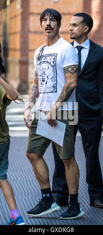 Anthony Kiedis geht einkaufen mit seinem Sohn Everly Bear Kiedis SoHo mit Wohnung: Anthony Kiedis Where: New York City, New York, USA bei: 12. Juli 2016 Stockfoto