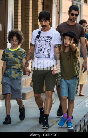 Anthony Kiedis geht einkaufen mit seinem Sohn Everly Bear Kiedis SoHo mit Wohnung: Anthony Kiedis, Everly Bear Kiedis wo: New York City, New York, USA bei: 12. Juli 2016 Stockfoto