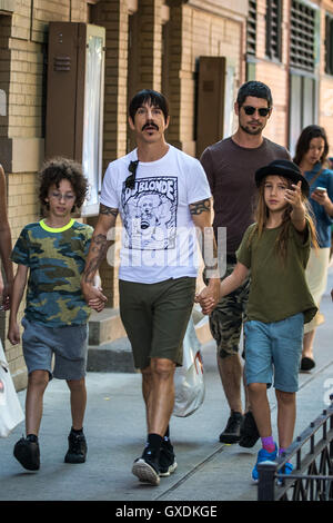 Anthony Kiedis geht einkaufen mit seinem Sohn Everly Bear Kiedis SoHo mit Wohnung: Anthony Kiedis, Everly Bear Kiedis wo: New York City, New York, USA bei: 12. Juli 2016 Stockfoto