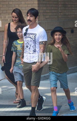 Anthony Kiedis geht einkaufen mit seinem Sohn Everly Bear Kiedis SoHo mit Wohnung: Anthony Kiedis, Everly Bear Kiedis wo: New York City, New York, USA bei: 12. Juli 2016 Stockfoto