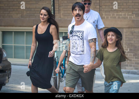 Anthony Kiedis geht einkaufen mit seinem Sohn Everly Bear Kiedis SoHo mit Wohnung: Anthony Kiedis, Everly Bear Kiedis wo: New York City, New York, USA bei: 12. Juli 2016 Stockfoto