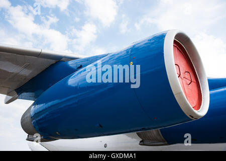 Blaue Seite Triebwerksgondel ein moderner Turbo-Jet schwere Flugzeuge. Blassen blauen Himmel und weiße Wolken im Hintergrund Stockfoto