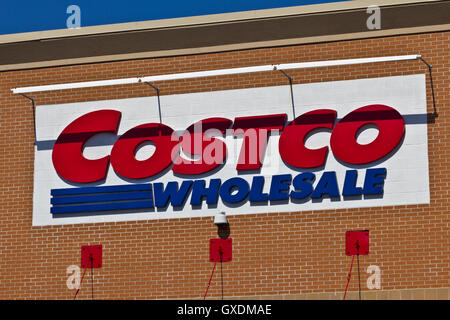 Indianapolis - ca. April 2016: Costco Wholesale Lage. Costco Wholesale ist ein Multi-Milliarden-Dollar-globale Händler III Stockfoto