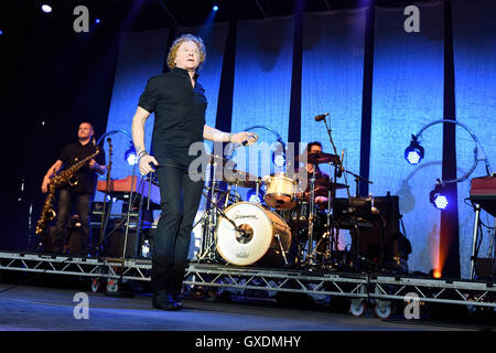 Simply Red Schlagzeile in der ersten Kew Musik ausverkaufter Show 2016 Saison Featuring: Mick Hucknall wo: London, Vereinigtes Königreich bei: 12. Juli 2016 Stockfoto