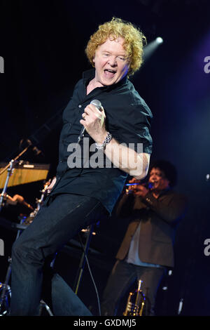 Simply Red Schlagzeile in der ersten Kew Musik ausverkaufter Show 2016 Saison Featuring: Mick Hucknall wo: London, Vereinigtes Königreich bei: 12. Juli 2016 Stockfoto