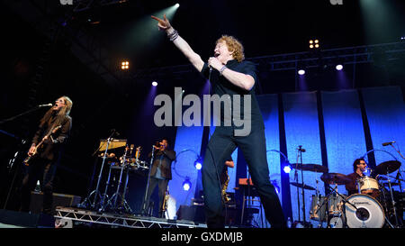 Simply Red Schlagzeile in der ersten Kew Musik ausverkaufter Show 2016 Saison Featuring: Mick Hucknall wo: London, Vereinigtes Königreich bei: 12. Juli 2016 Stockfoto