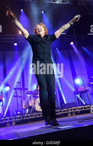 Simply Red Schlagzeile in der ersten Kew Musik ausverkaufter Show 2016 Saison Featuring: Mick Hucknall wo: London, Vereinigtes Königreich bei: 12. Juli 2016 Stockfoto