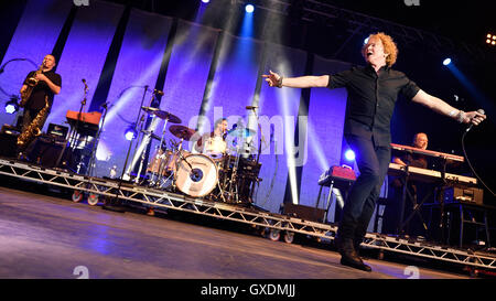 Simply Red Schlagzeile in der ersten Kew Musik ausverkaufter Show 2016 Saison Featuring: Mick Hucknall wo: London, Vereinigtes Königreich bei: 12. Juli 2016 Stockfoto