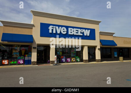 Indianapolis - ca. Juni 2016: Fünf unter "Store" Retail. Die fünf unten ist eine Kette, die Produkte verkauft, die Kosten bis zu $5 III Stockfoto