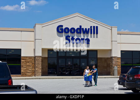 Indianapolis - ca. Juni 2016: Ein Goodwill Store. Im Jahr 2015 half Goodwill mehr als 26,4 Millionen Menschen für eine Karriere II trainieren Stockfoto
