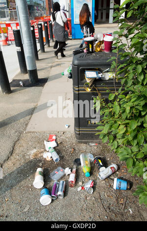 Abfallbehälter überfüllt außen studentisches Wohnen im Stadtzentrum von Manchester Stockfoto