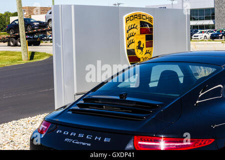 Indianapolis - ca. September 2016: Lokale Porsche-Händler eine neue 911 anzeigen. Porsche Rennsport stammt aus den 1950er Jahren ich Stockfoto