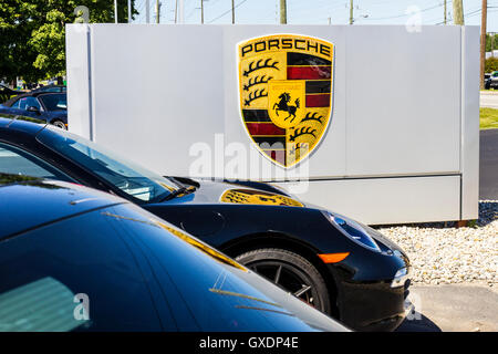 Indianapolis - ca. September 2016: Lokale Porsche-Händler eine neue 911 anzeigen. Porsche Rennsport stammt aus den 1950er Jahren II Stockfoto