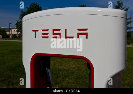 Lafayette, IN - ca. Juli 2016: Tesla Kompressor-Station. Der Kompressor bietet schnelles Aufladen des Model S V Stockfoto