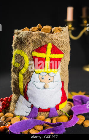 "De Zak van Sinterklaas" (St.-Nikolaus Beutel) gefüllt mit "Pepernoten". Traditionellen holländischen Feiertag "Sinterklaas". Stockfoto