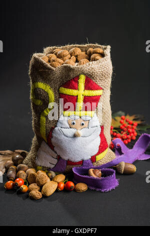 "De Zak van Sinterklaas" (St.-Nikolaus Beutel) gefüllt mit "Pepernoten". Traditionellen holländischen Feiertag "Sinterklaas". Stockfoto