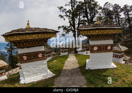 Blick auf Dochula Pass, auf dem Weg von Thimphu, Punaka, mit Blick auf den Himalaya ist eine Konzentration von 108 Chörten (Stupas) Stockfoto