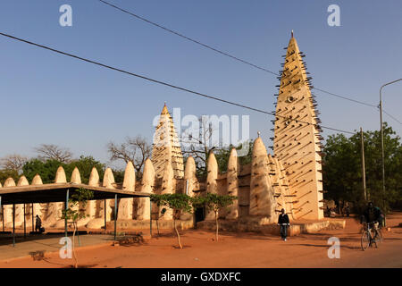 Große Moschee aus Lehmziegeln in Bobo-Dioulasso, Burkina Faso. Stockfoto