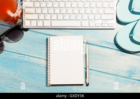 Tastatur auf Strand Tisch Stockfoto