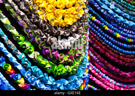 Handgefertigte Keramik-Accessoires (Halsketten, Perlen) gemacht Lehm (Lehm, Keramik) auf die Shopboard für den Verkauf auf dem Flohmarkt vorbereitet Stockfoto