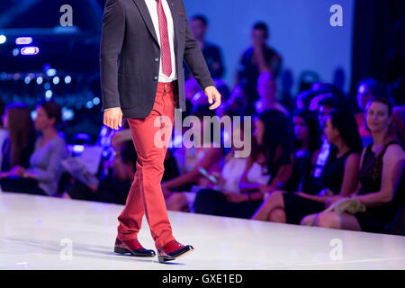 Ein männliches Modell geht die Start-und Landebahn während der Herbst/Winter Sofia Fashion Week Show 2016 in Sofia, Bulgarien. rote Hose Stockfoto