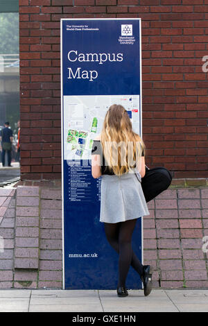 Weibliche Uni Student Ankünfte & Campus map an der Metropolitan Universität von Manchester, in frischer Woche, September, 2016, UK Stockfoto