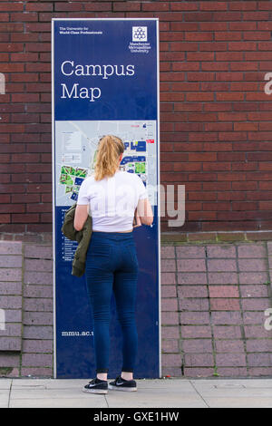 Lageplan studiert von Student Ankünfte an der Metropolitan University of Manchester, in frischer es Woche September 2016, UK Stockfoto