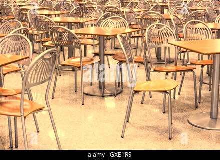 Innere Leere modernen Fast Food Café oder Restaurant mit Stühlen, Tischen und Boden der Stein die Reflexionen. Stockfoto