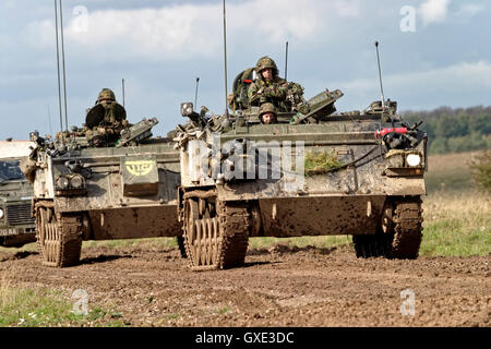 Konvoi von britischen Armee FV432 gepanzerte Mannschaftswagen und eine militärische Landrover auf Salisbury Plain Truppenübungsplatz, Wiltshire, UK. Stockfoto