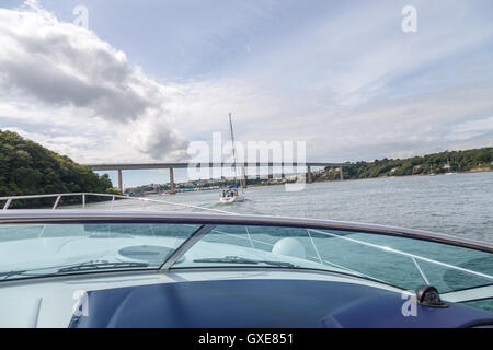 Weitergabe der Cleddau Estaury, Pembrokeshire eine Yacht vom motor cruiser Stockfoto