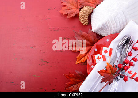 Kanada-rote und weiße Thema Thanksgiving Hintergrund mit dekorierten grenzt an einem notleidenden rote Holztisch mit einem weißen Türkei tu Stockfoto