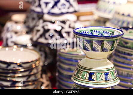 Handgemachte traditionelle nationale usbekische Kirgisen oder kasachischen Keramik Geschirr (Piala, Teeschalen, Ware, Dinge) aus Lehm gemacht Stockfoto