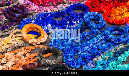 Handgefertigte Keramik-Accessoires (Halsketten, Perlen) gemacht Lehm (Lehm, Keramik) auf die Shopboard für den Verkauf auf dem Flohmarkt vorbereitet Stockfoto
