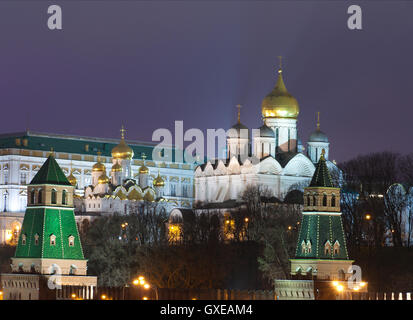 Touristischer Ort im Moskauer Zentrum (Wahrzeichen): Blick auf den Kreml mit Mauer und Türmen und Kathedralen von einer Winternacht Stockfoto